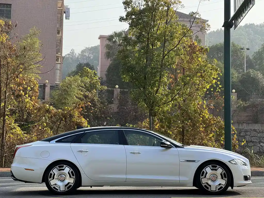 JAGUAR XJ
