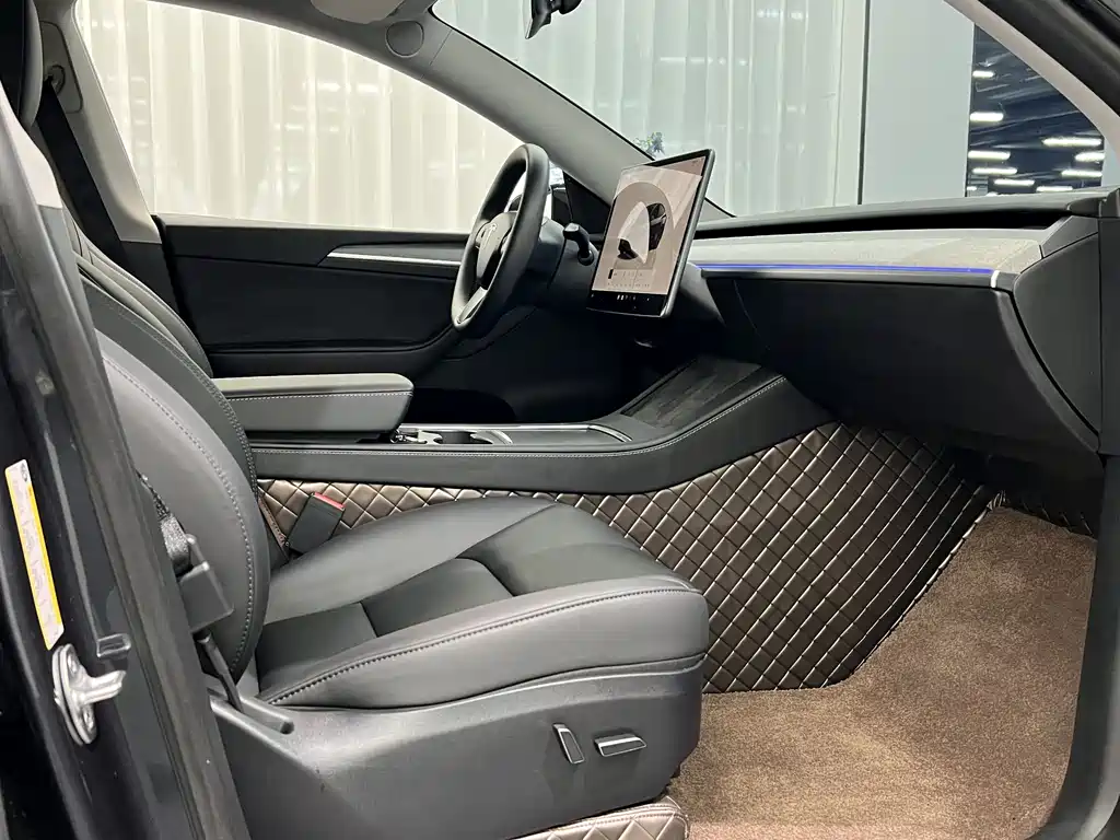Tesla Model Y — миниатюра 6