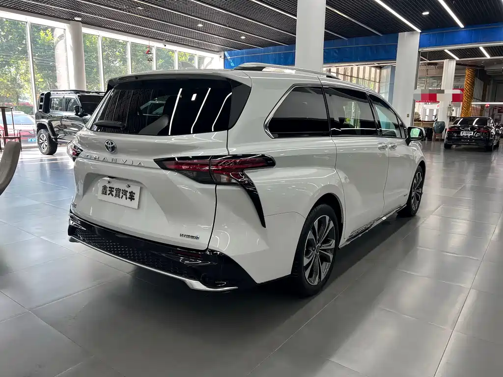 Toyota Granvia — миниатюра 3