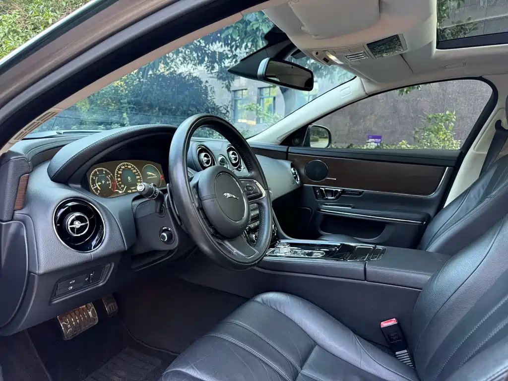 Jaguar XJ — миниатюра 6