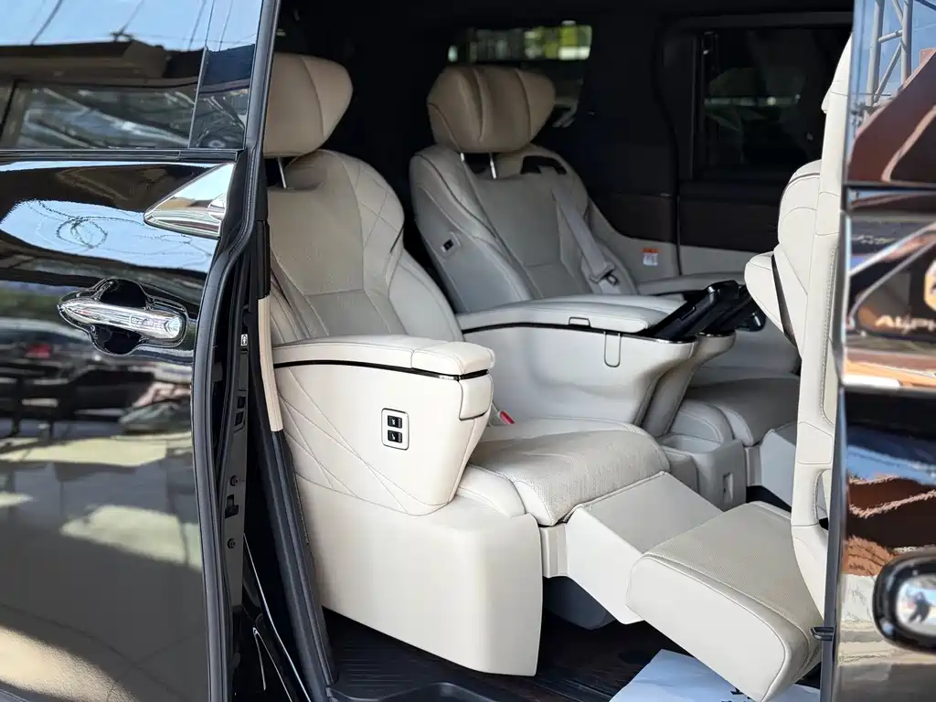 Toyota Alphard — миниатюра 17
