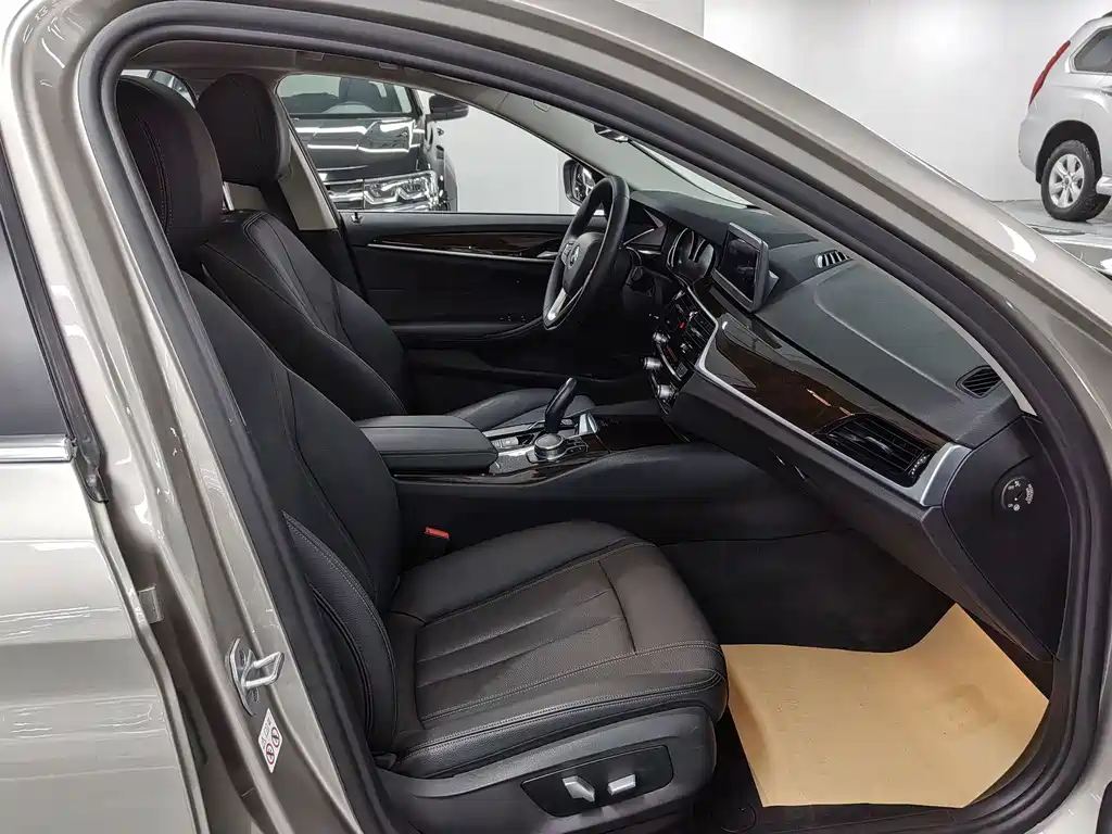 BMW 5 Series — миниатюра 10