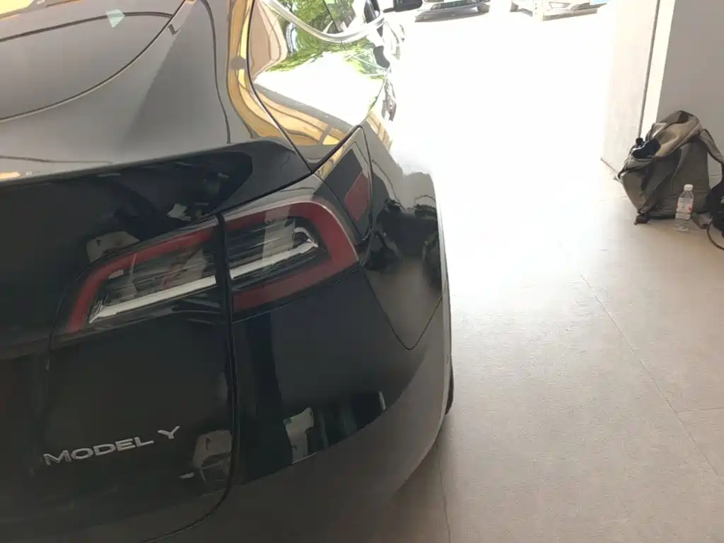 Tesla Model Y — миниатюра 8