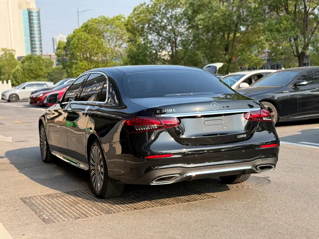 Mercedes-Benz E-Class — миниатюра 9
