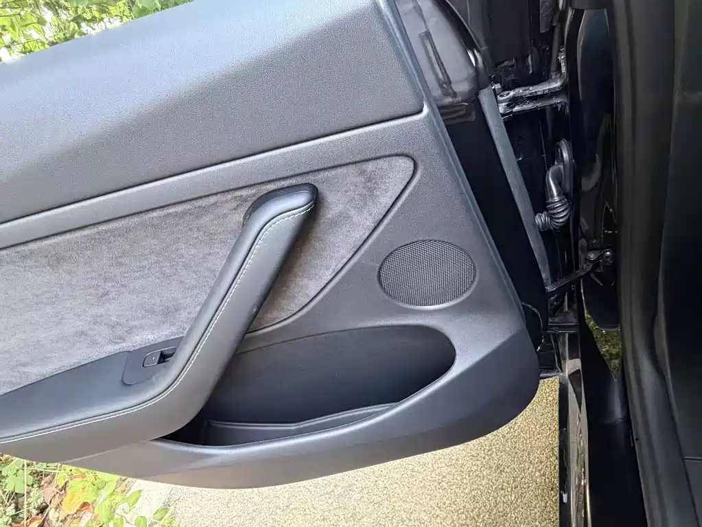 Tesla Model 3 — миниатюра 10