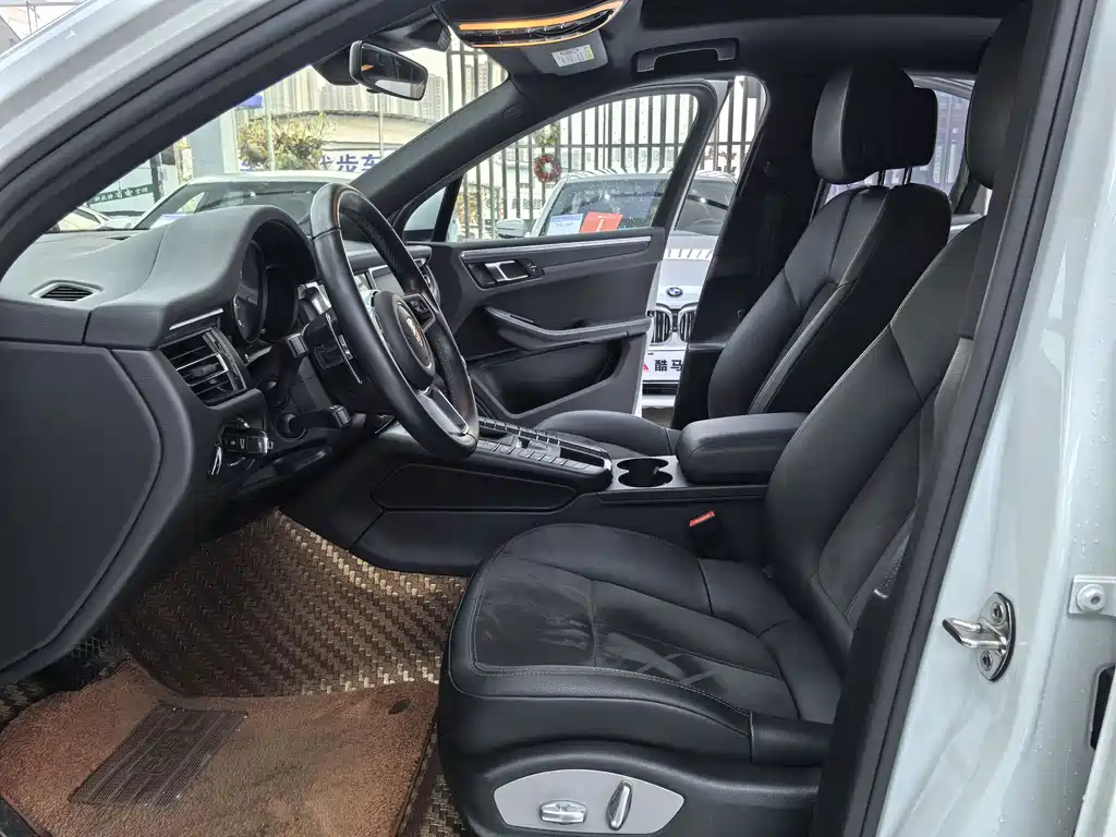 PORSCHE MACAN