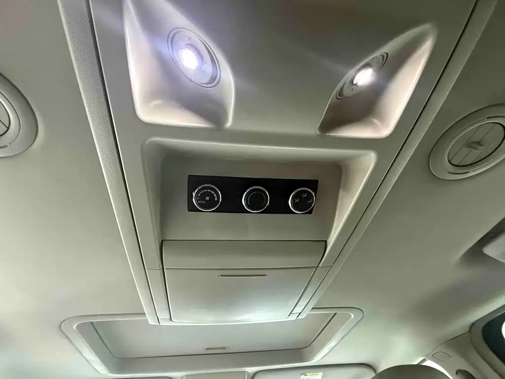 Chrysler Grand Voyager (Import) 3.6L Luxury Edition, фото 8