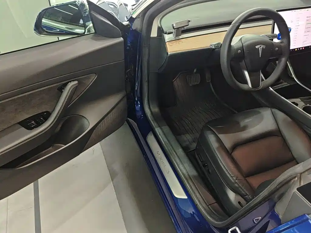 Tesla Model 3 — миниатюра 16