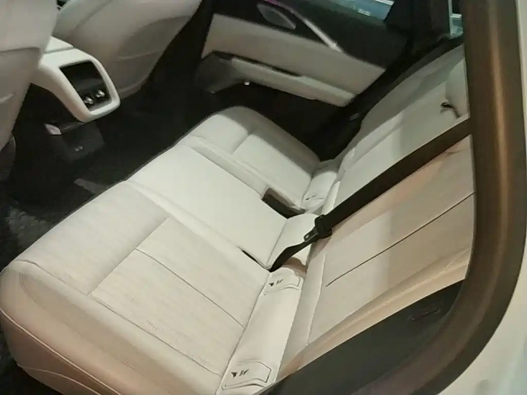 Cadillac Lyriq — миниатюра 17