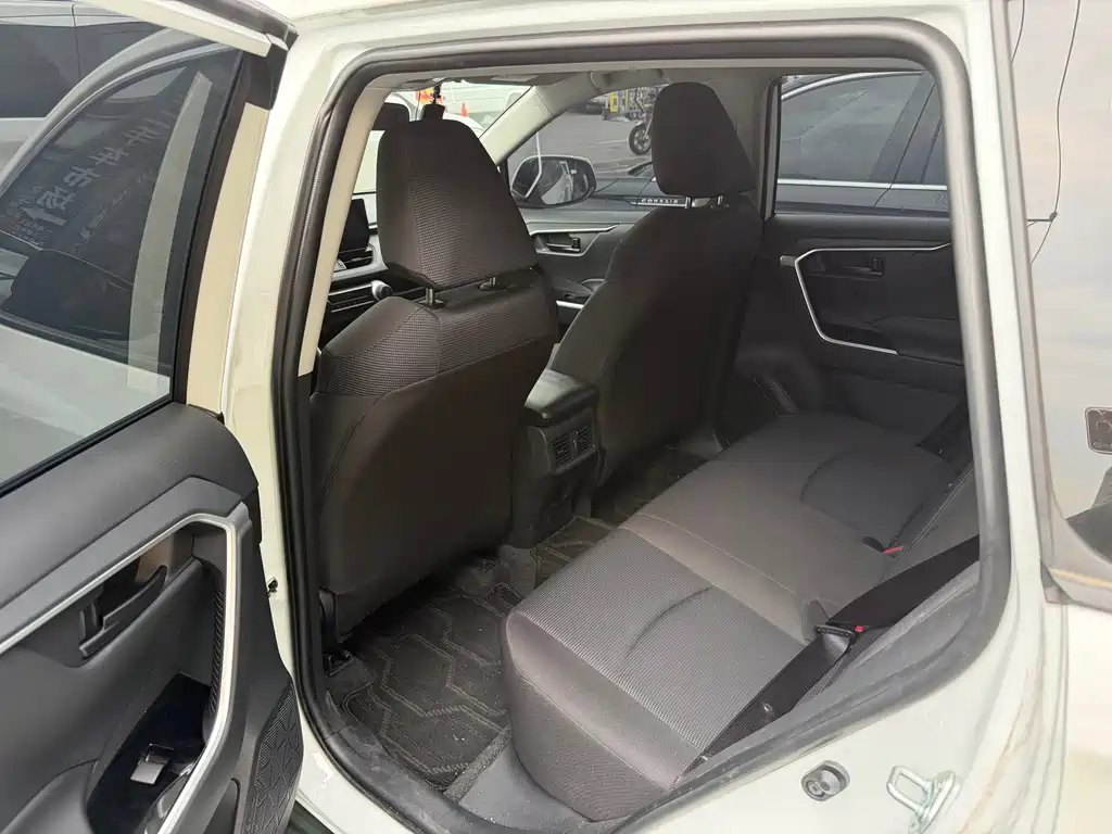 Toyota RAV4 — миниатюра 4