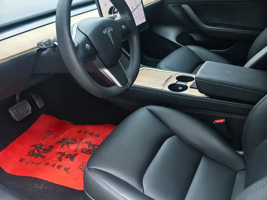 Tesla Model 3 — миниатюра 7
