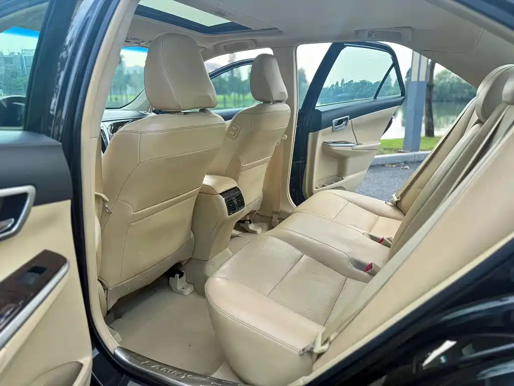 Toyota Camry — миниатюра 5