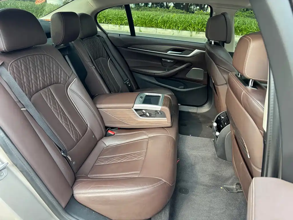 BMW 5 Series — миниатюра 7