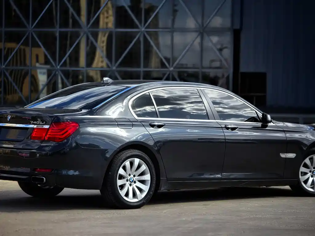 BMW 7 Series — миниатюра 8
