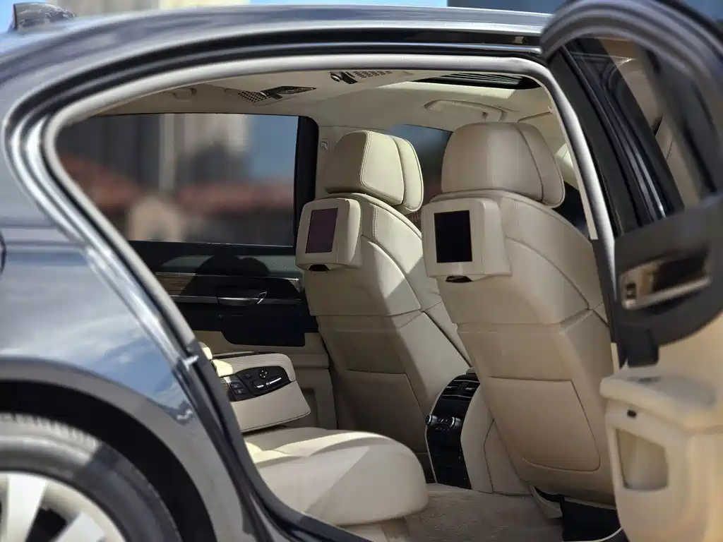 BMW 7 Series — миниатюра 15
