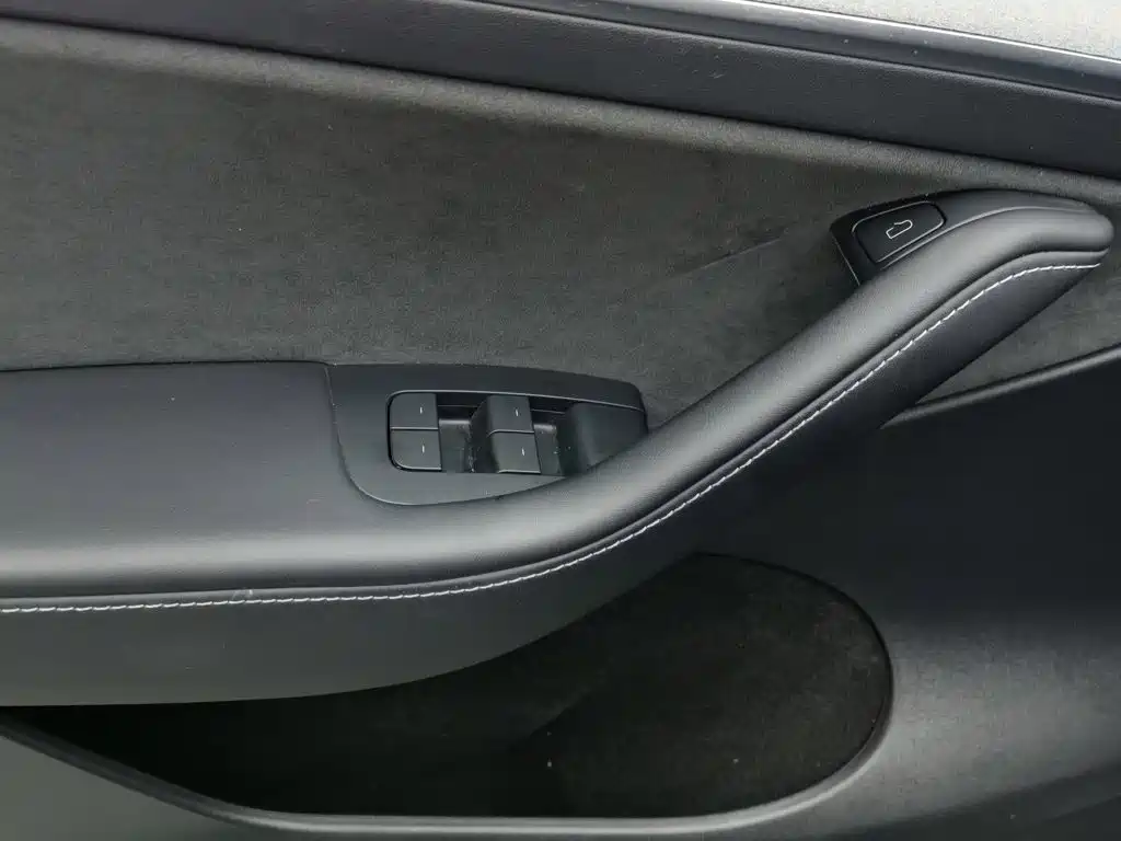 Tesla Model Y — миниатюра 9