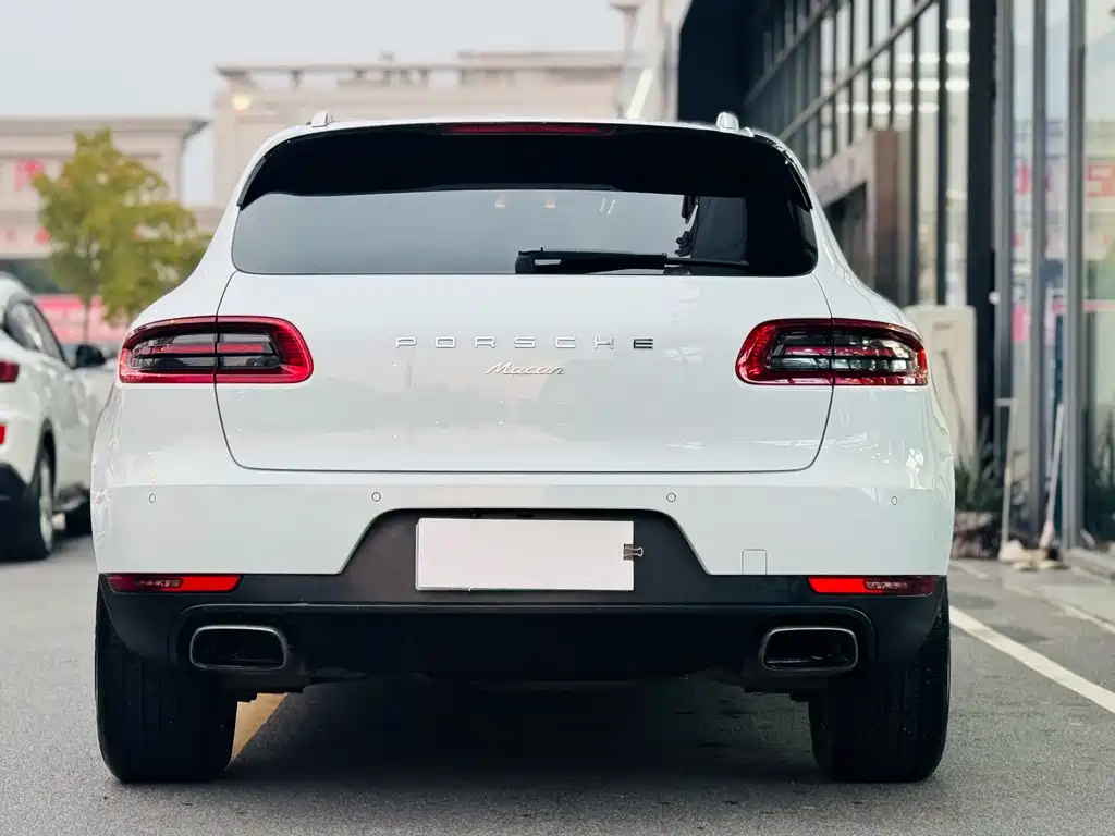 PORSCHE MACAN