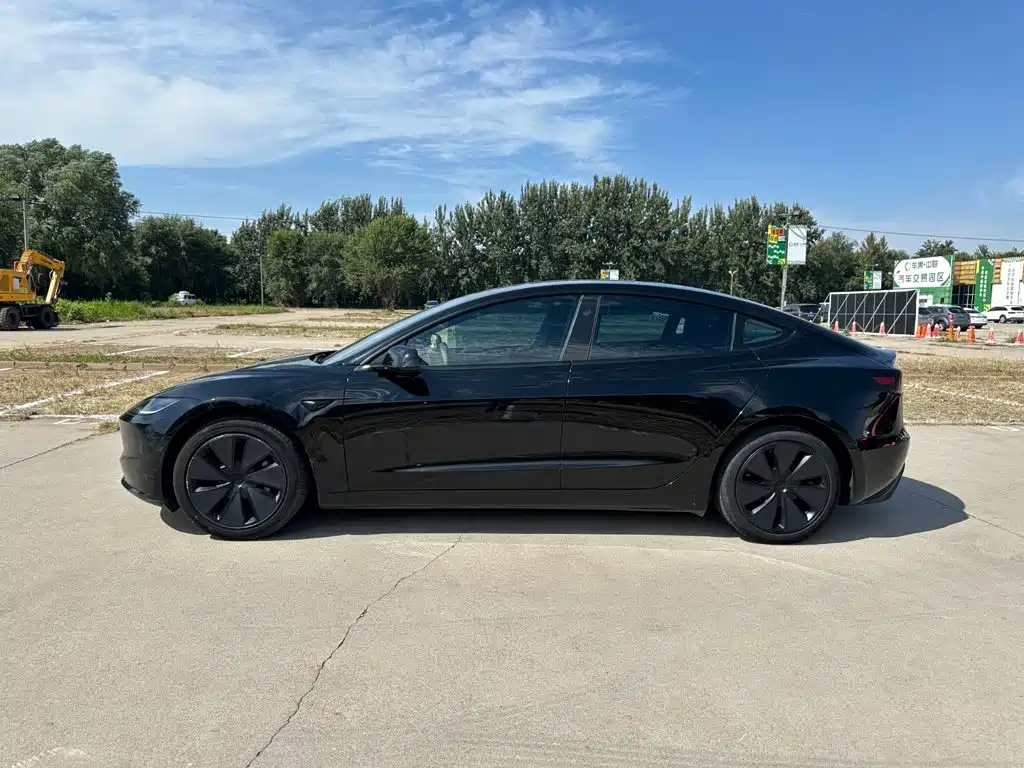 Tesla Model 3 — миниатюра 7