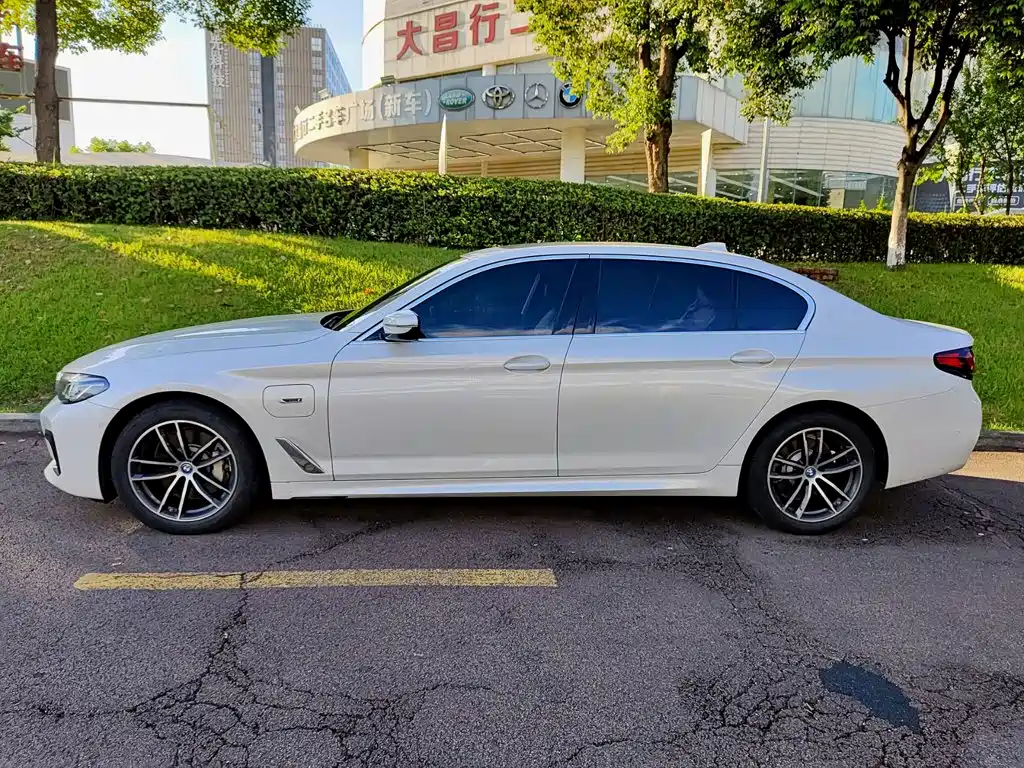 BMW 5 Series New Energy — миниатюра 3
