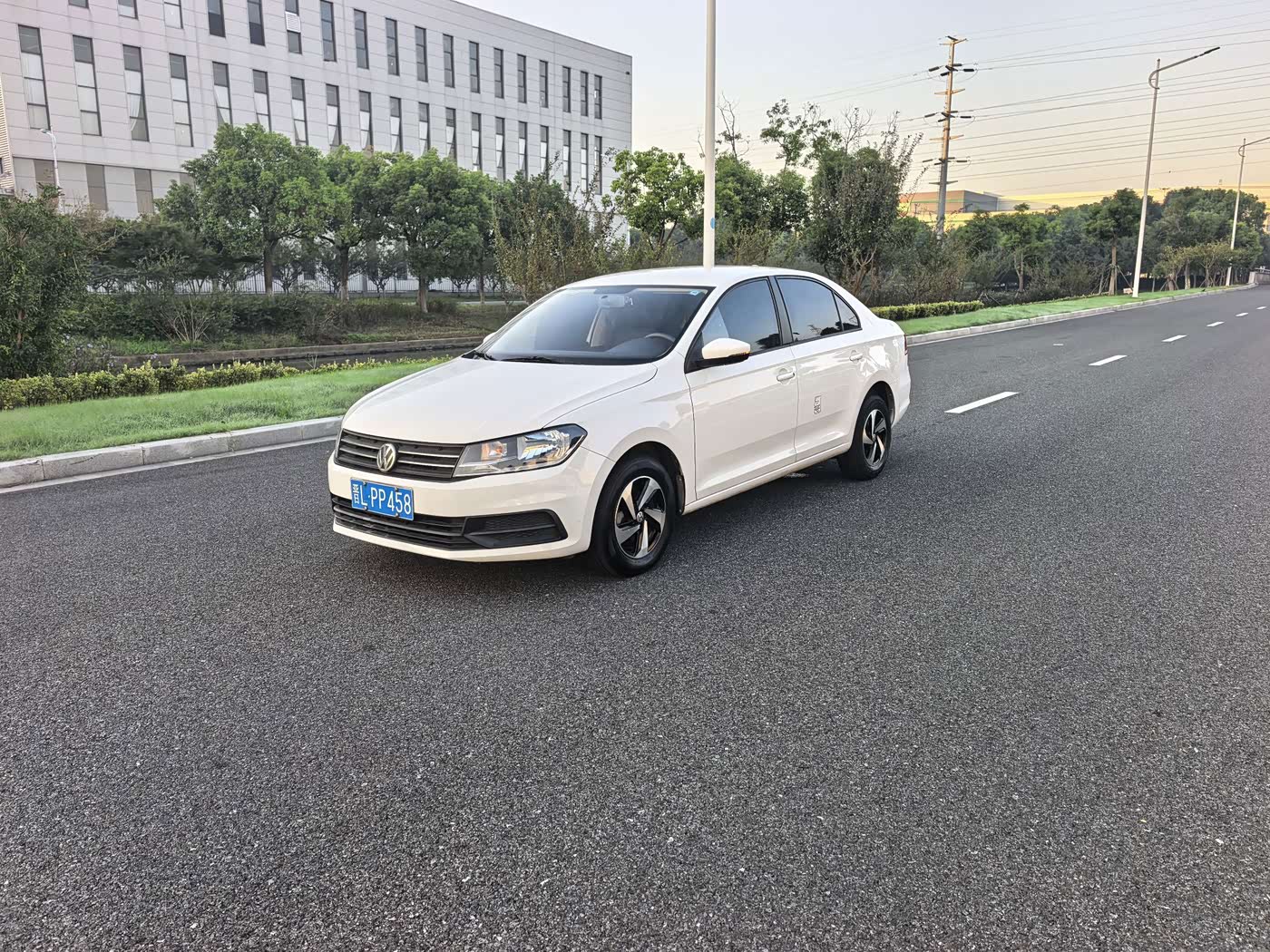 Volkswagen Santana 1.5 л 2021 г. Белый, пробег 28000 км