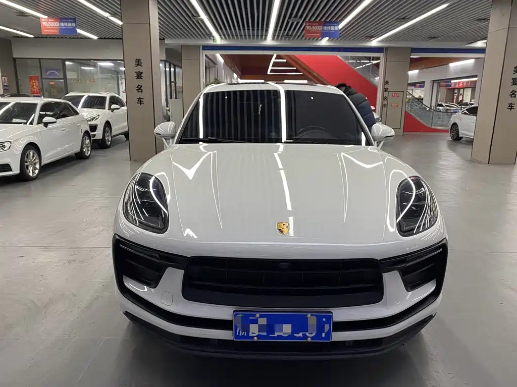 PORSCHE MACAN