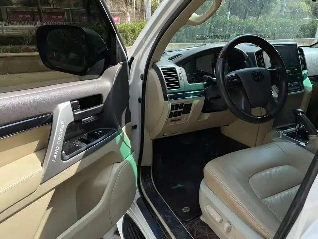 TOYOTA LAND CRUISER