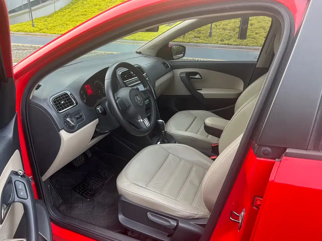 Volkswagen Polo 2013 1.6L AT Luxury