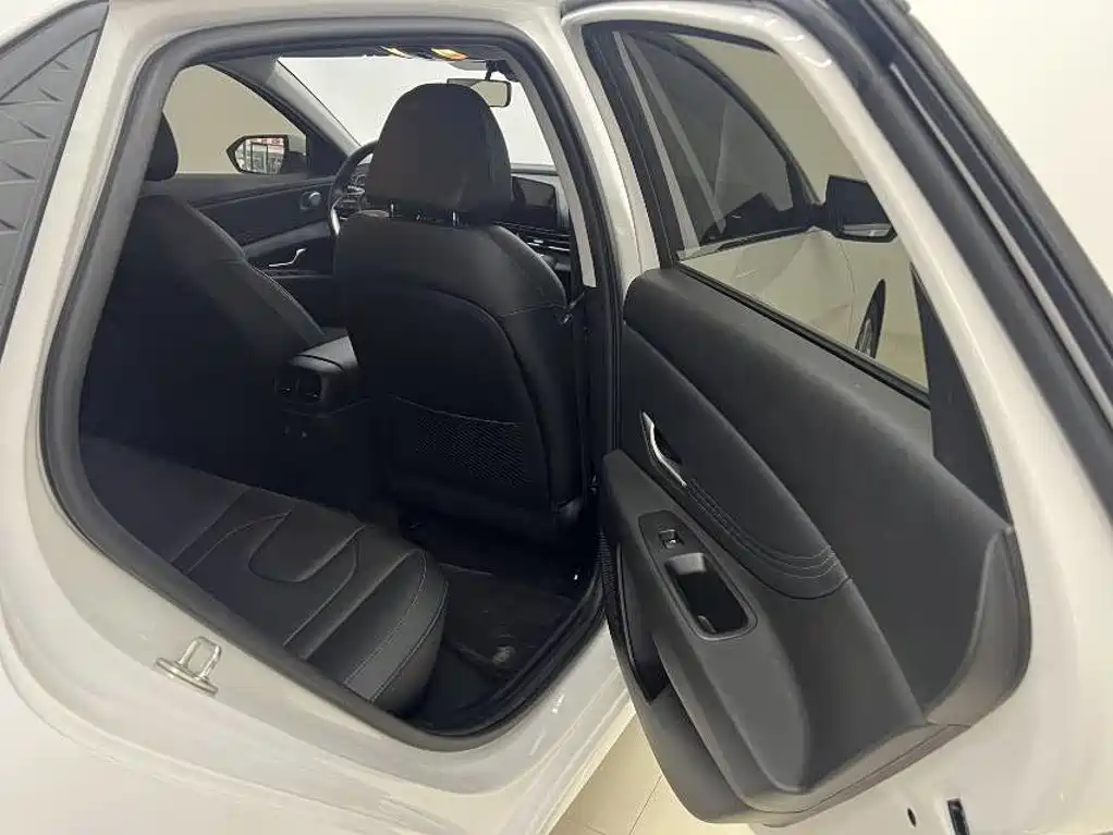 Hyundai Elantra — миниатюра 12