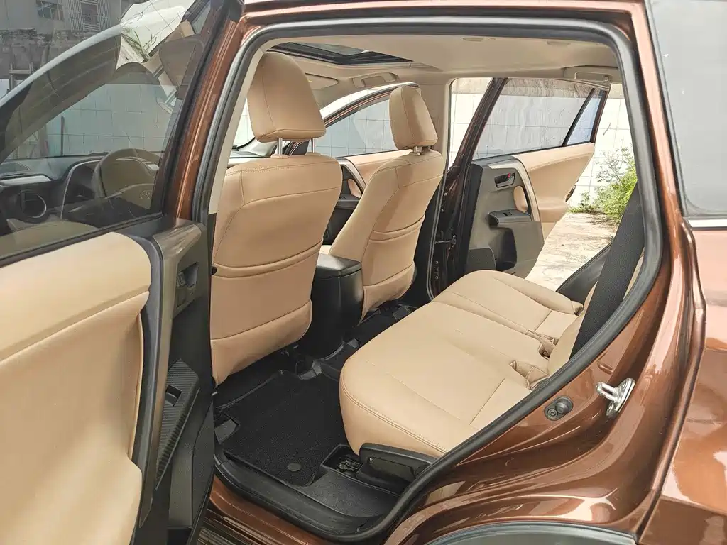 Toyota RAV4 — миниатюра 10