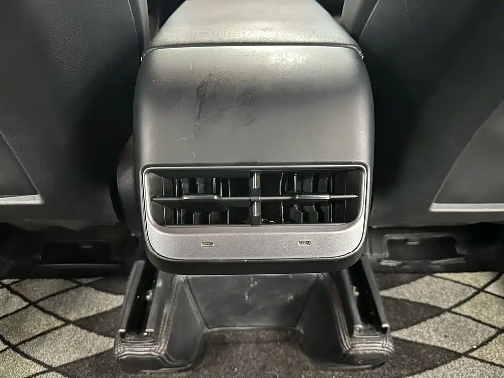 Tesla Model Y — миниатюра 10