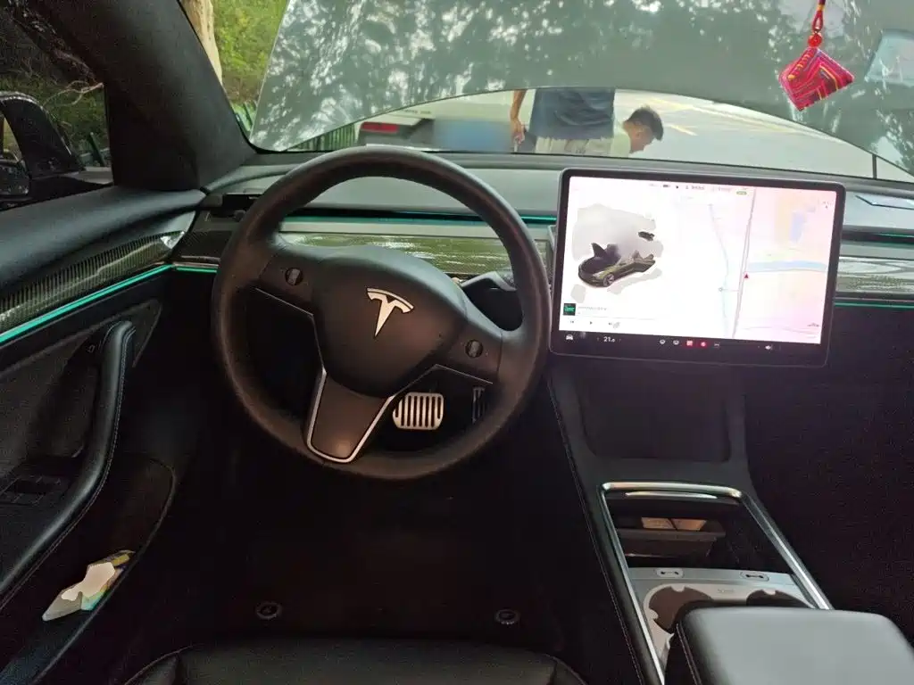 Tesla Model 3 — миниатюра 3