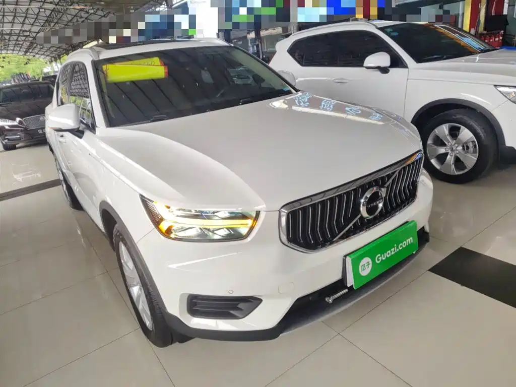 VOLVO XC40