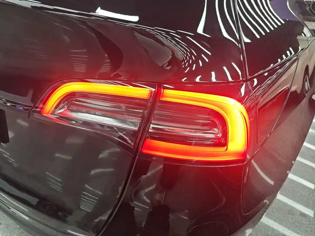 Tesla Model Y — миниатюра 8
