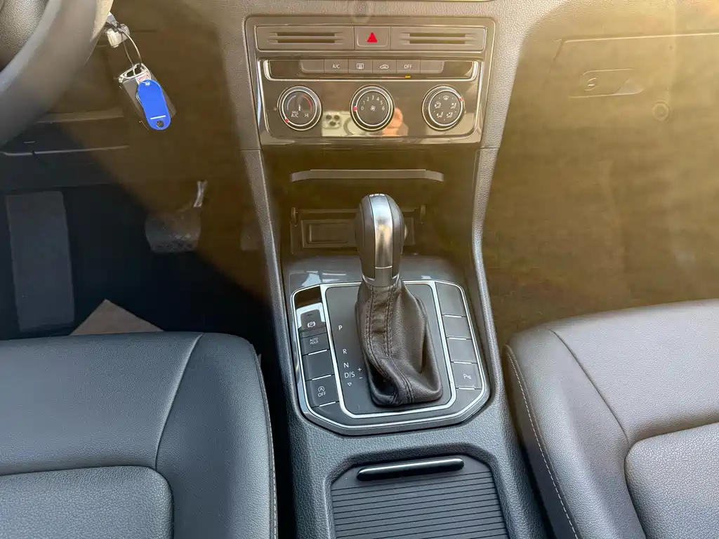 VOLKSWAGEN GOLF*JIAYU