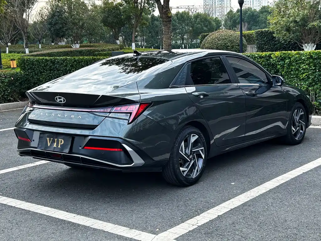 HYUNDAI ELANTRA
