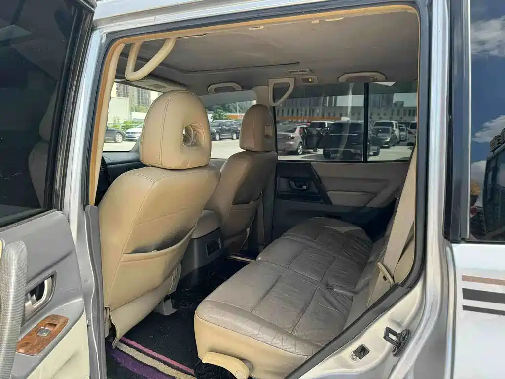 Mitsubishi Pajero — миниатюра 5