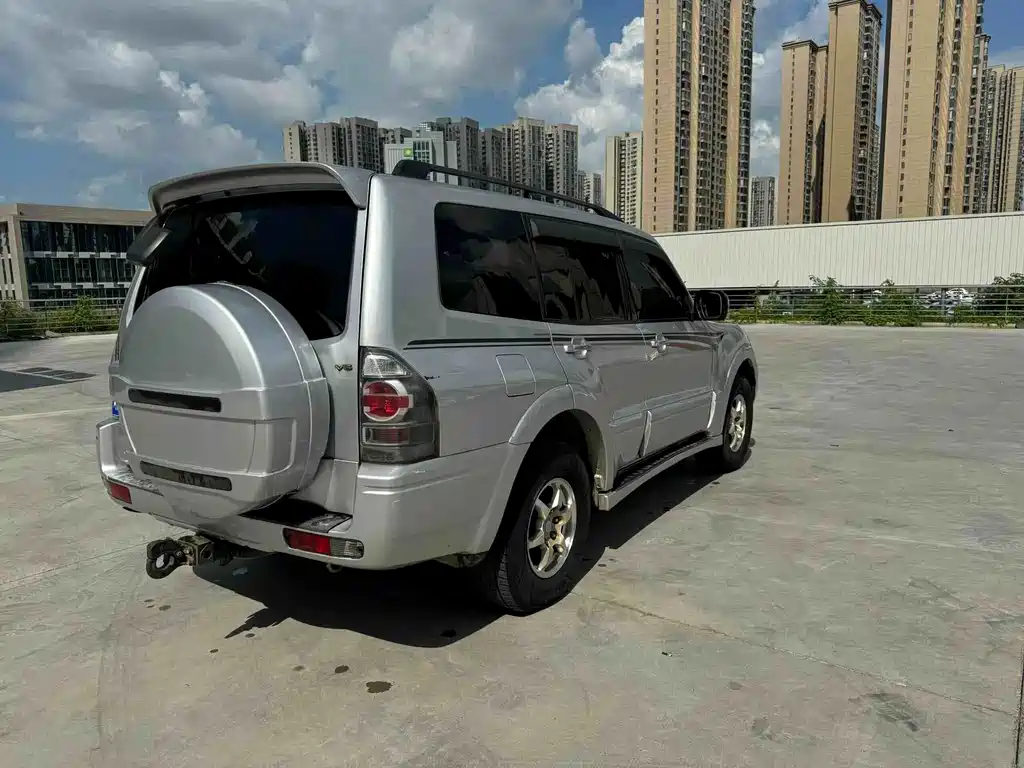 Mitsubishi Pajero — миниатюра 7