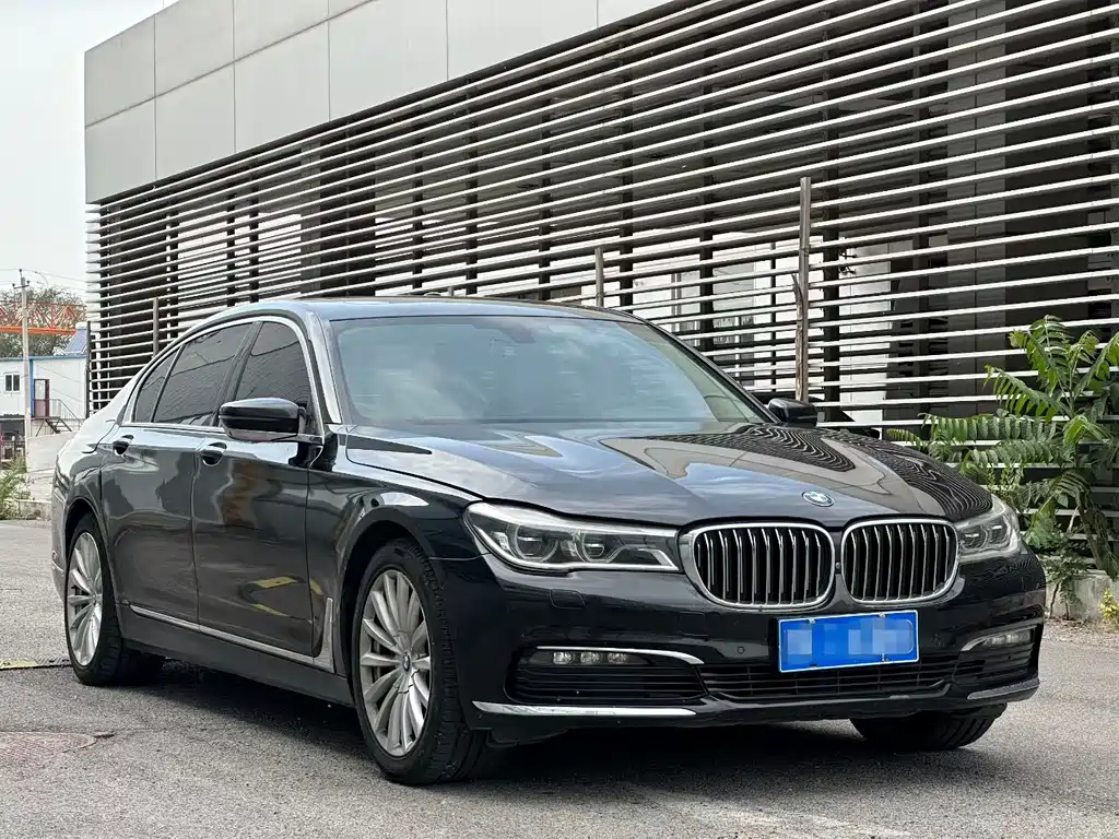 BMW 7 Series — миниатюра 3