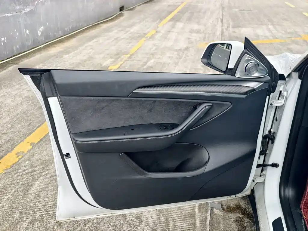 Tesla Model Y — миниатюра 14