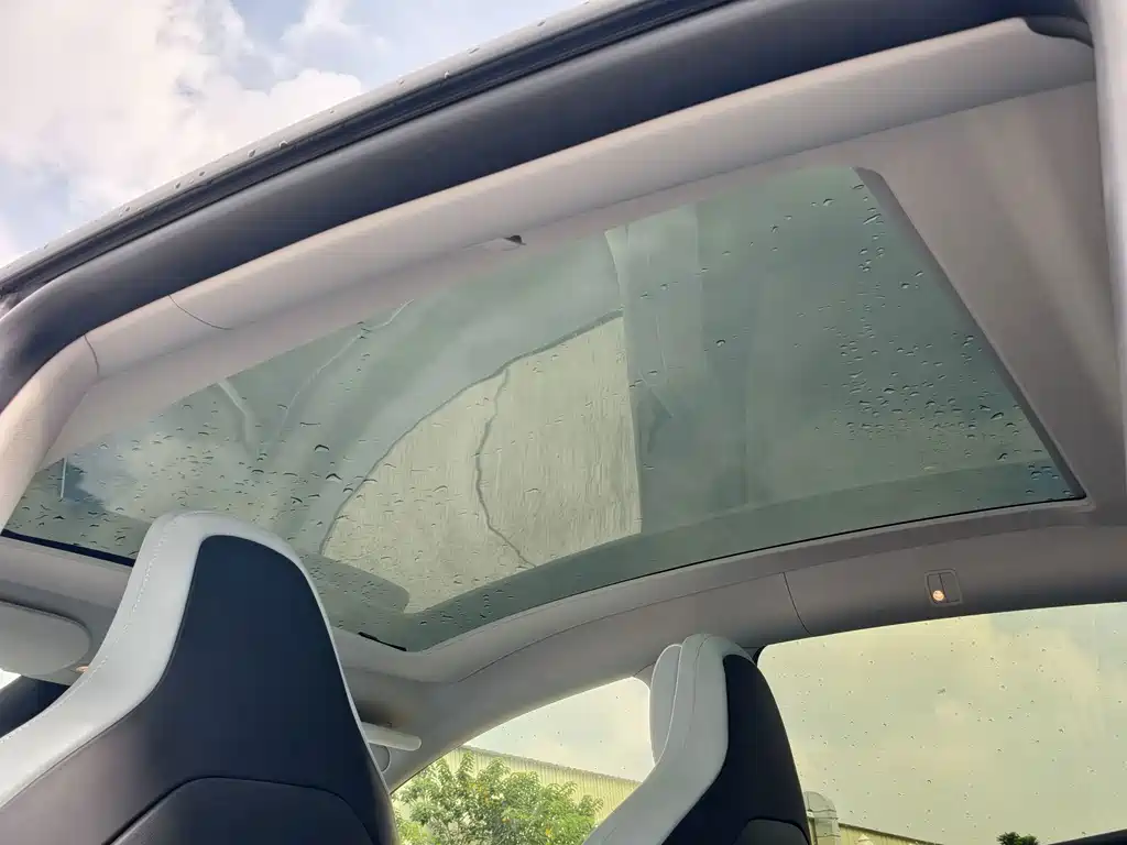 Tesla Model Y — миниатюра 24