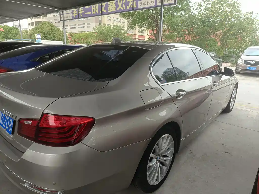 BMW 5 Series — миниатюра 10