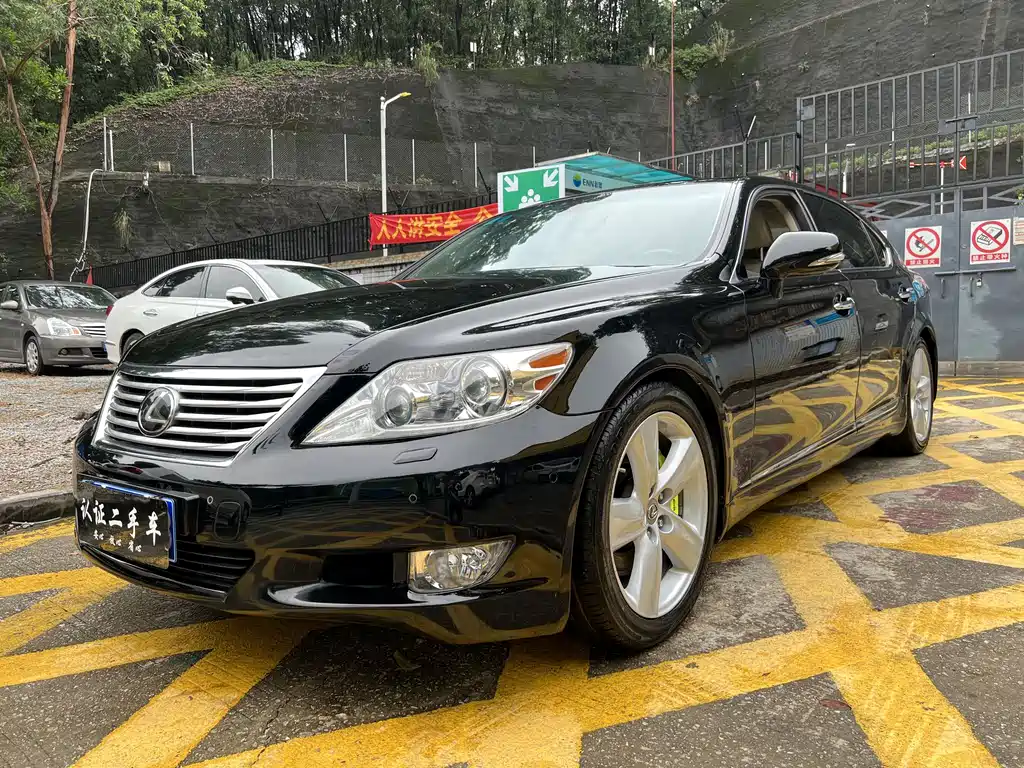 Lexus LS
