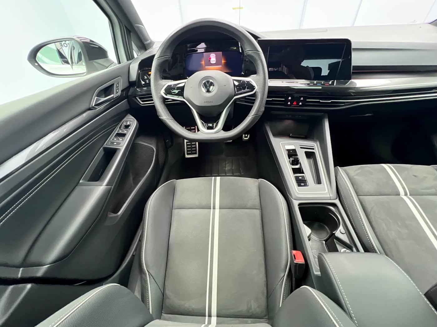 Volkswagen Golf 1.4 л 2022 г. Белый, пробег 46000 км