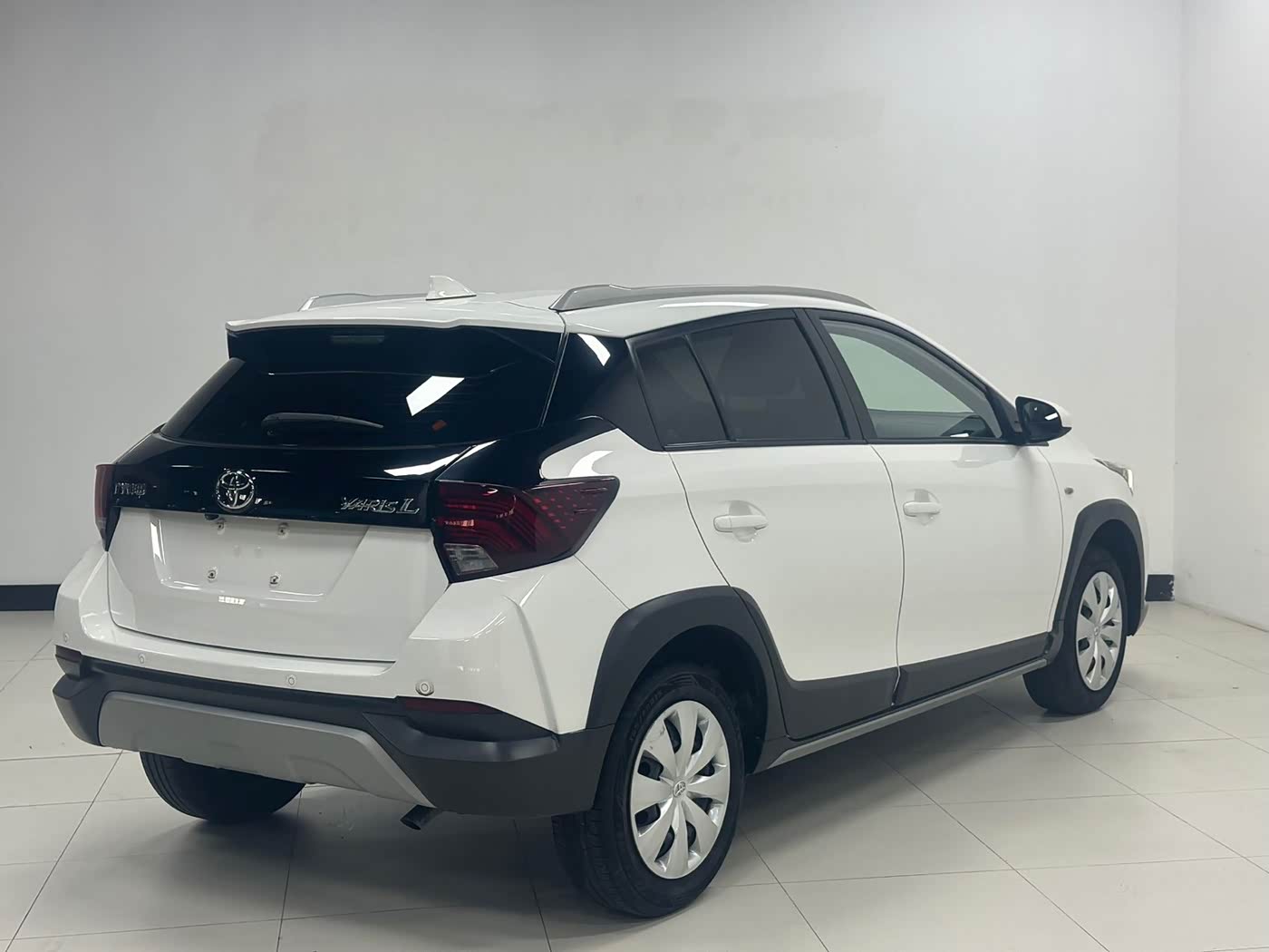 Toyota YARiS L Zhi Xuan 1.5 л 2023 г. Белый, пробег 30000 км