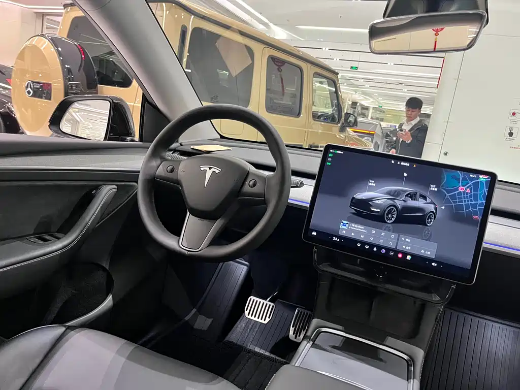 TESLA MODEL Y