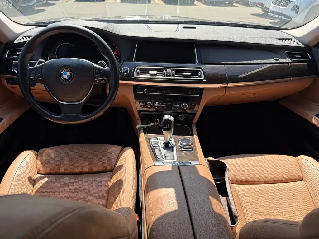 BMW 7 Series — миниатюра 10