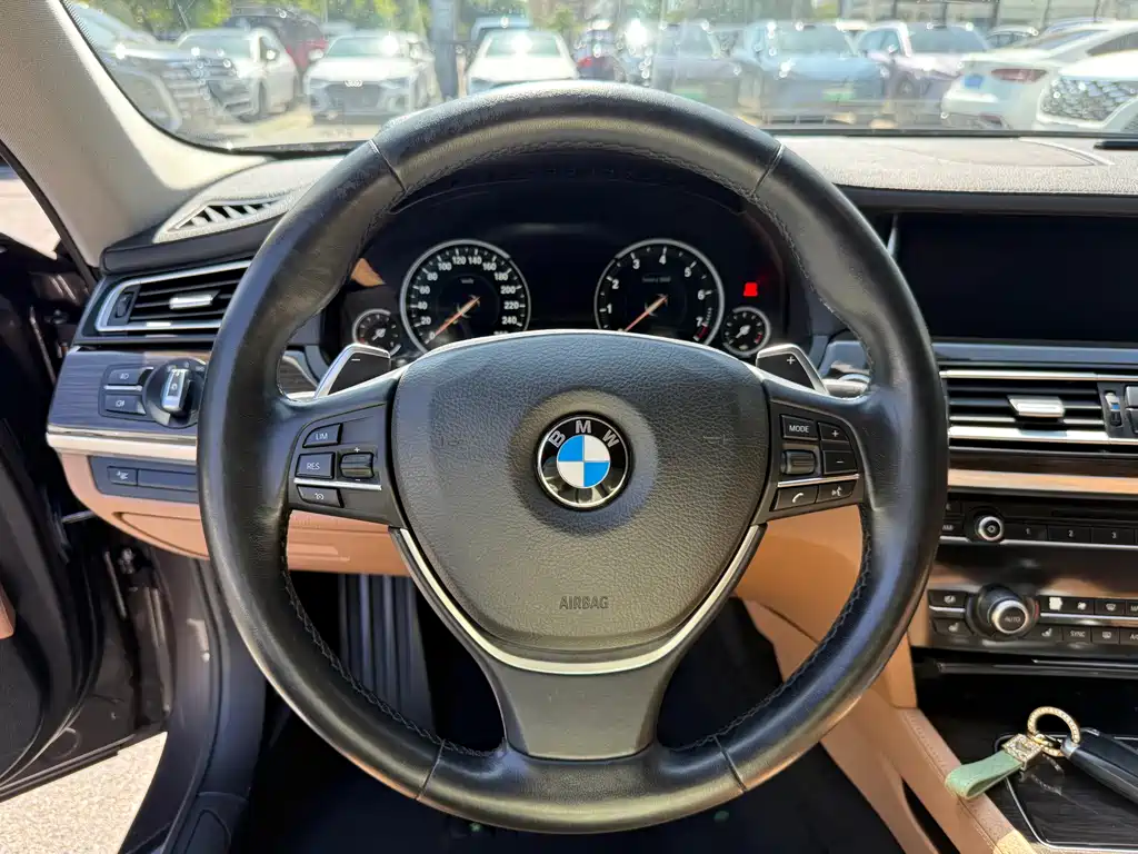 BMW 7 Series — миниатюра 13