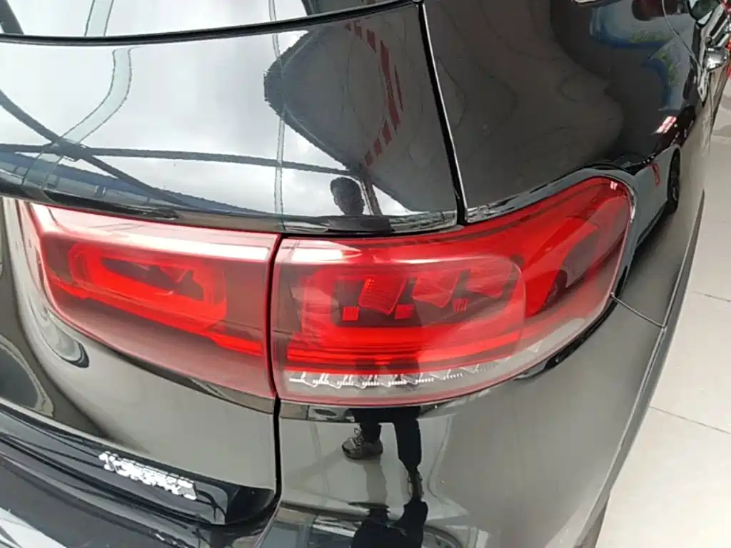 Mercedes-Benz GLB — миниатюра 8