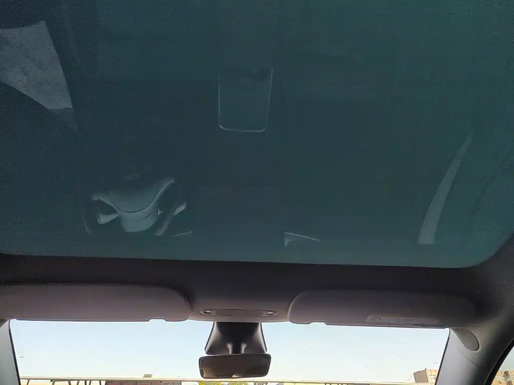Tesla Model Y — миниатюра 18