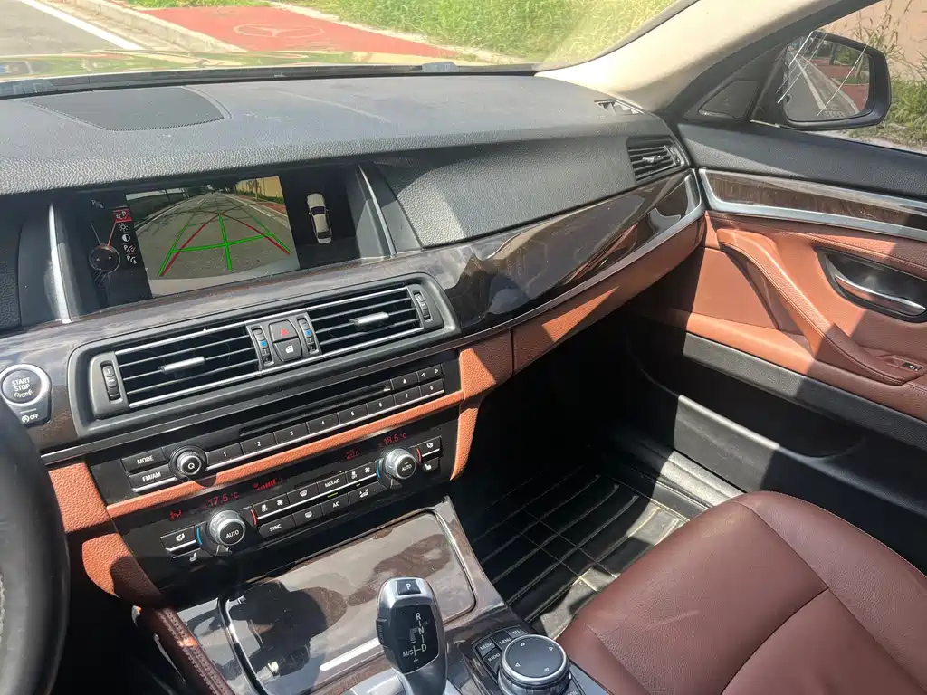 BMW 5 Series — миниатюра 12